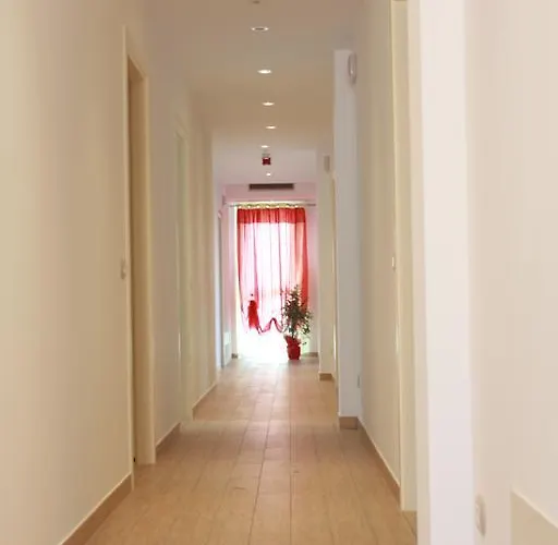 维纳里酒店 2* 内格拉尔